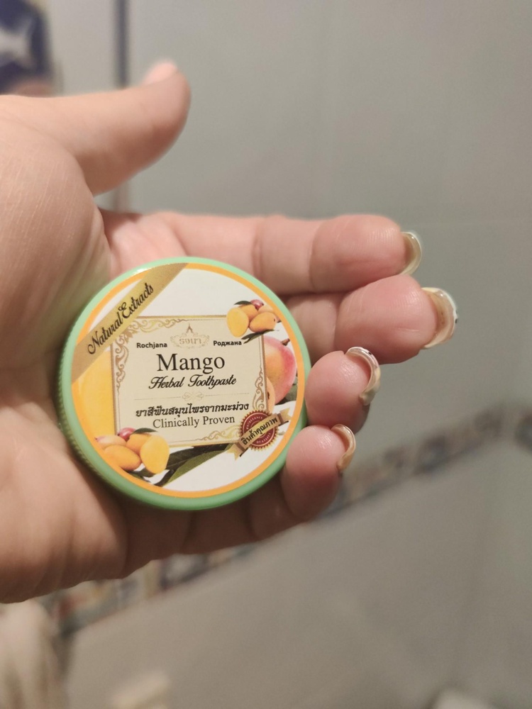 Натуральная травяная отбеливающая Тайская зубная паста Манго Роджана Mango Toothpaste Rochjana купить в Москве и Московской области.